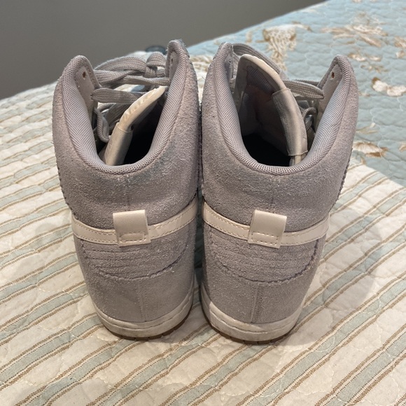 Woman’s high top Nike sneakers dunks? - Picture 4 of 7